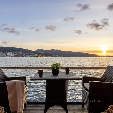 Heimby Homes - Balcony Above The Sea Appartement