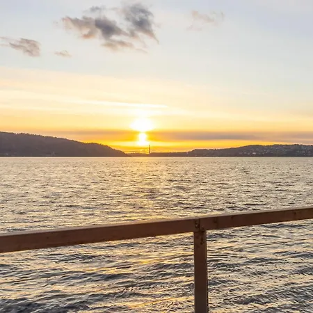Heimby Homes - Balcony Above The Sea Appartement Bergen