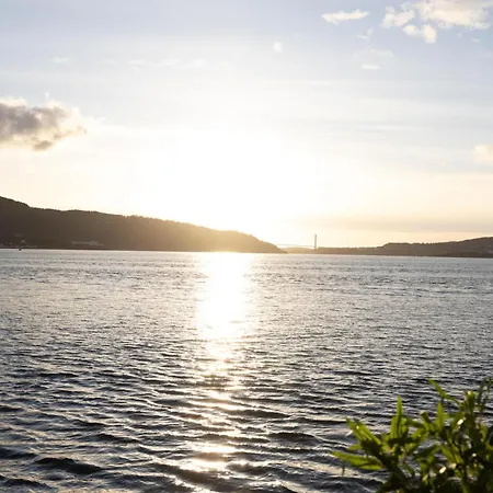 Heimby Homes - Balcony Above The Sea Appartement