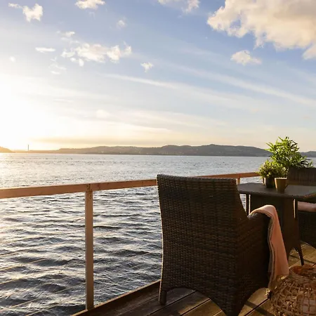 Leilighet Heimby Homes - Balcony Above The Sea *