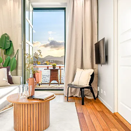 Heimby Homes - Balcony Above The Sea Appartement *