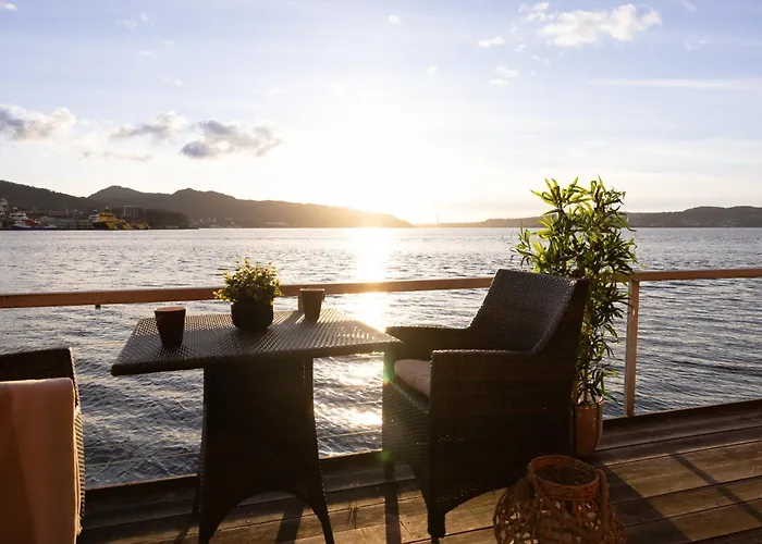 Heimby Homes - Balcony Above The Sea ברגן