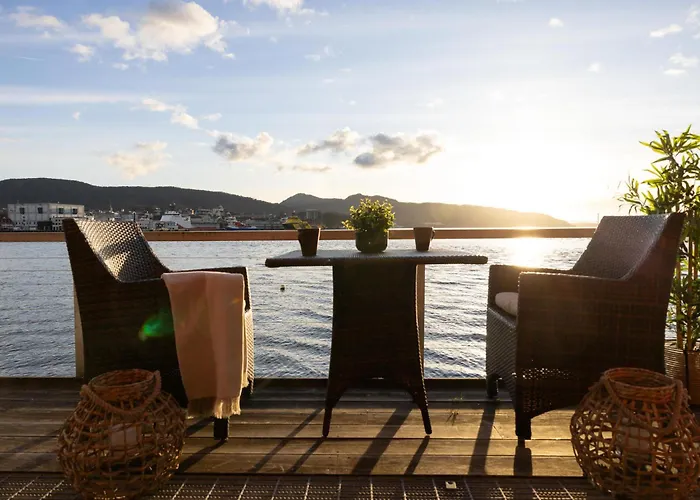 Heimby Homes - Balcony Above The Sea ברגן